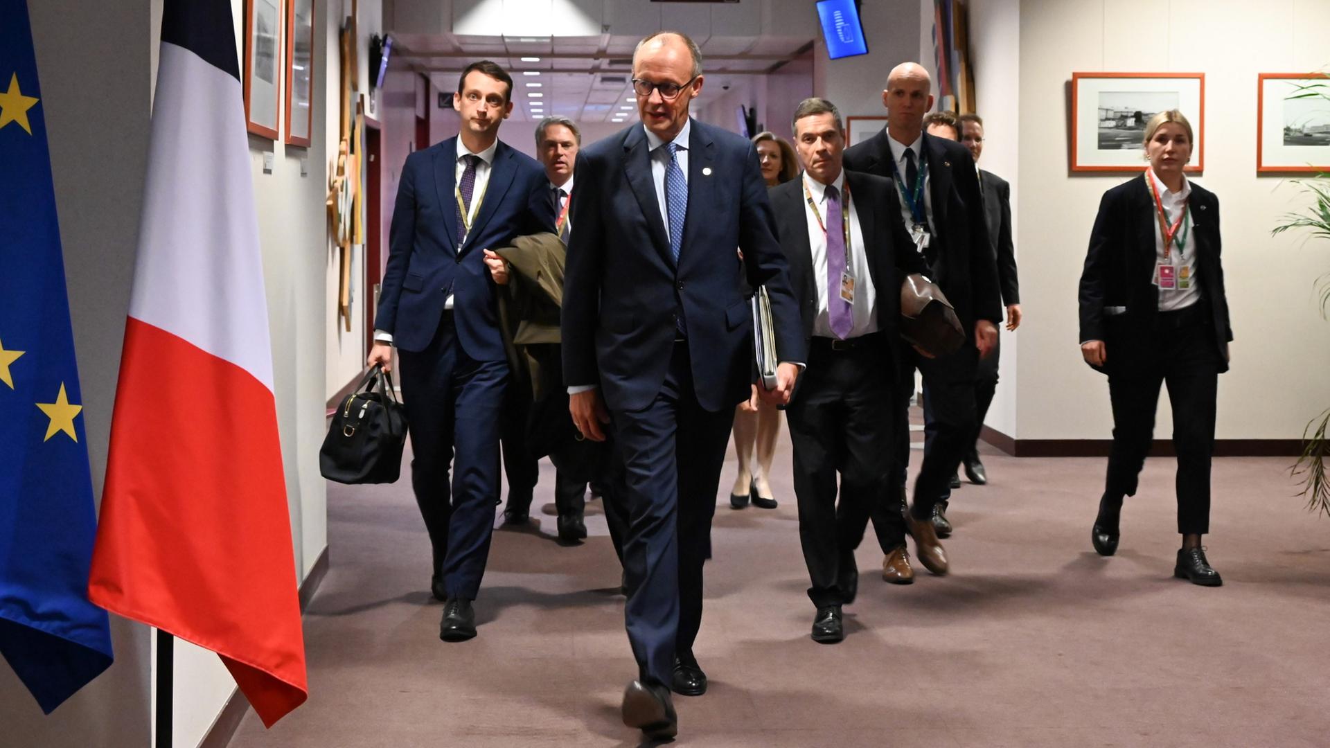 Kanzler Merz auf dem Weg zu einer Pressekonferenz auf dem EU-Gipfel in Brüssel | dpa