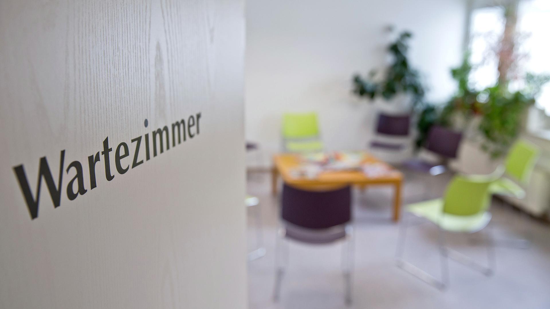 Wartezimmer einer Arztpraxis | picture alliance/dpa