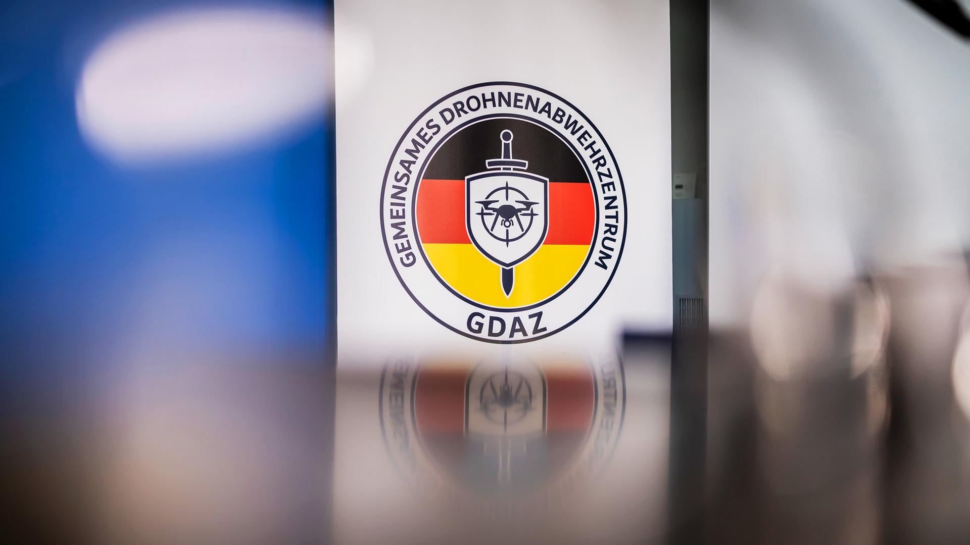 Das Logo des Gemeinsamen Drohnenabwehrzentrums (GDAZ) von Bund und Ländern in der Bundespolizeidirektion 11, Berlin. | dpa