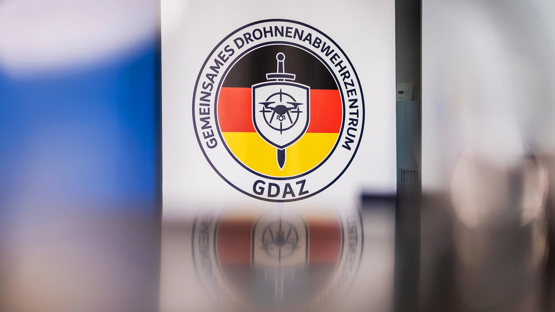 Das Logo des Gemeinsamen Drohnenabwehrzentrums (GDAZ) von Bund und LÃ¤ndern in der Bundespolizeidirektion 11, Berlin. | dpa