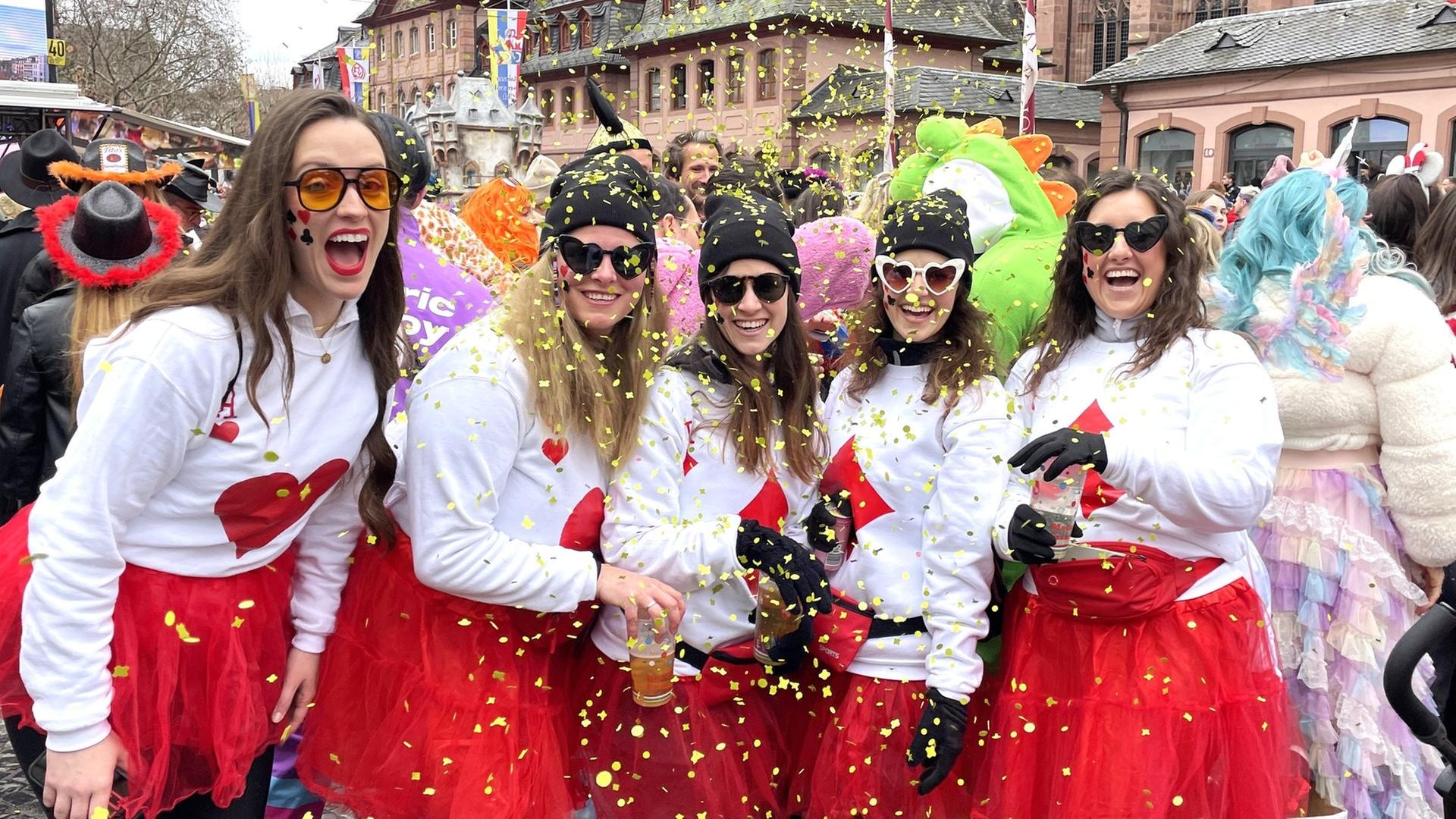 Eine Konfetti-Gruppe aus Crailsheim beim Rosenmontagszug in Mainz 2026. | SWR, Alexander Dietz
