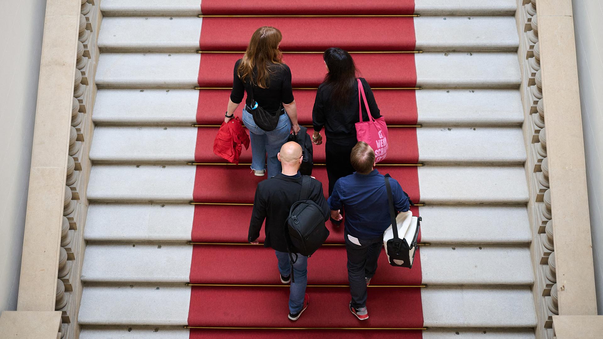 Elif Eralp, Kerstin Wolter und andere Fraktionsmitglieder der Linken im Treppenhaus des Berliner Abgeordnetenhauses. (Quelle: picture alliance/dpa/Sebastian Gollnow) | picture alliance/dpa/Sebastian Gollnow
