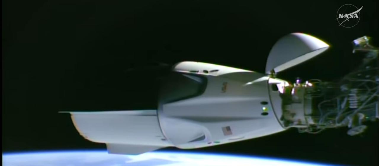 Dieses aus einem Video der NASA stammende Bild zeigt eine SpaceX-Kapsel, die an der Internationalen Raumstation ISS andockt