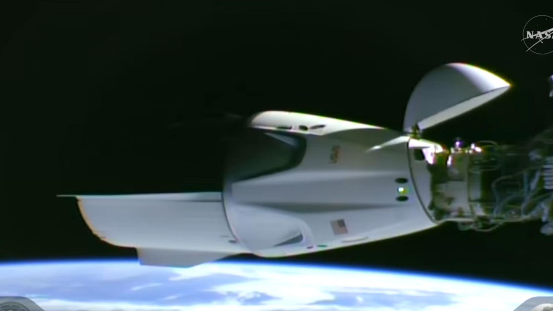 Dieses aus einem Video der NASA stammende Bild zeigt eine SpaceX-Kapsel, die an der Internationalen Raumstation ISS andockt | Foto: Uncredited/NASA/AP/dpa 