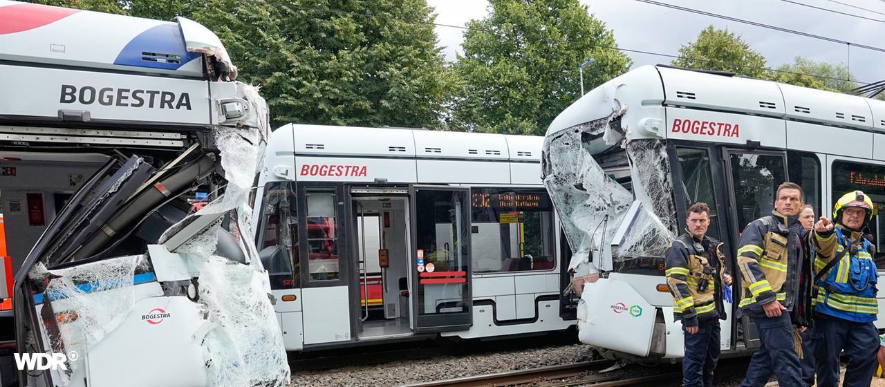 Gelsenkirchen: Rettungskräfte sind am Unfallort in Gelsenkirchen im Einsatz, wo zwei Straßenbahnen zusammengestoßen sind.