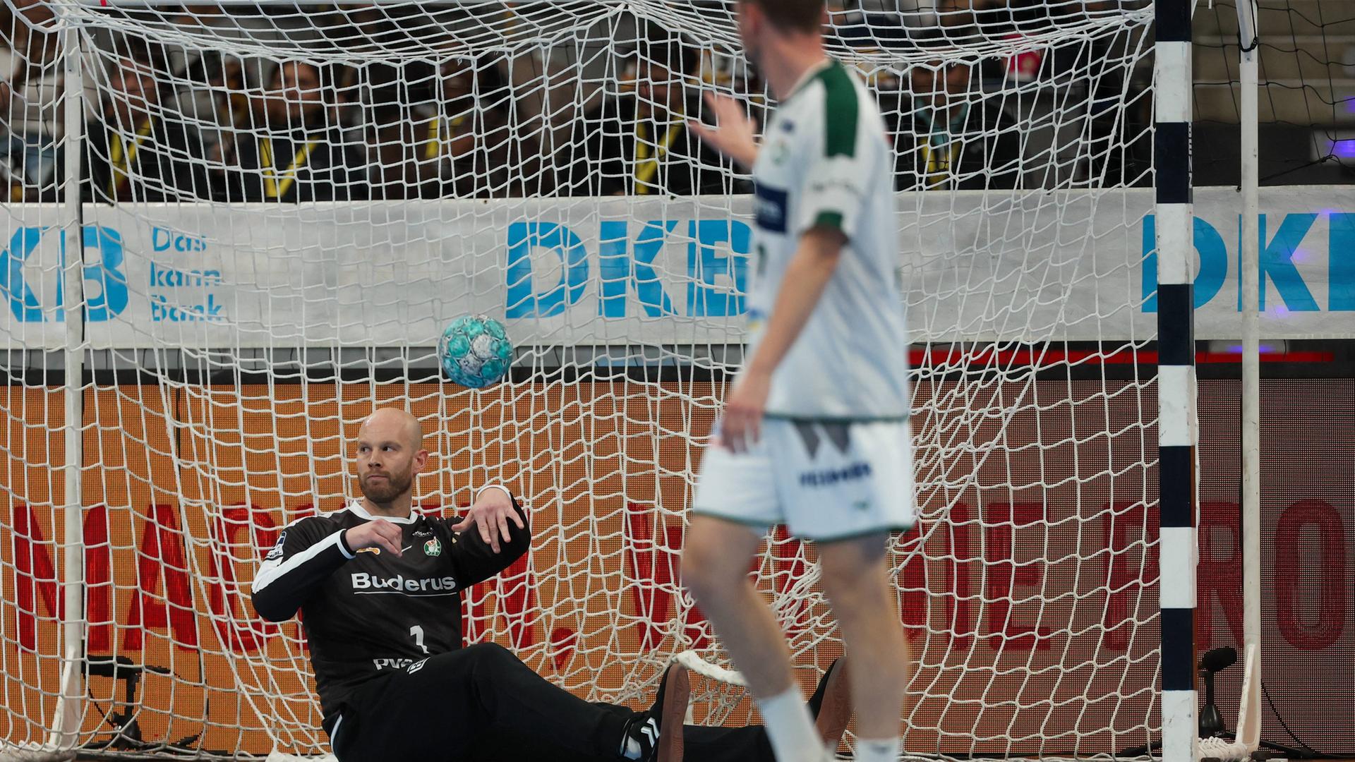 HSG-Torwart Bart Ravensbergen sitzt auf dem Boden und schaut enttäuscht nach einem Tor | IMAGO / Eibner