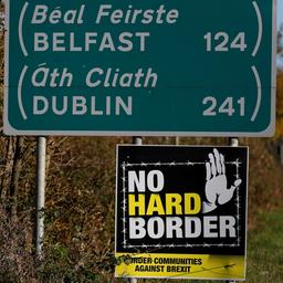 In der Nähe der Grenze zwischen Irland und Nordirland lehnt ein Plakat unter einem Verkehrsschild eine harte Grenze ab.