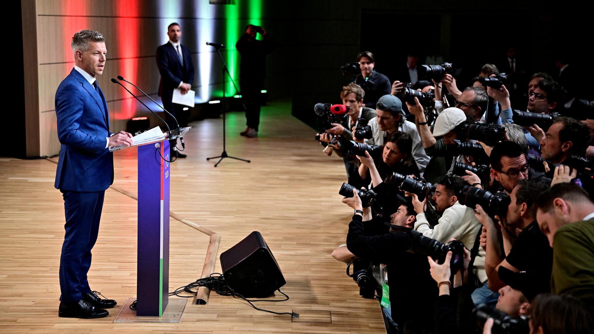 Peter Magyar vor der Presse. | REUTERS