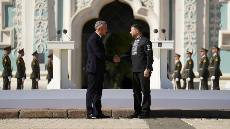 Mark Carney (links) und Wolodymyr Selenskyj schütteln sich die Hände.