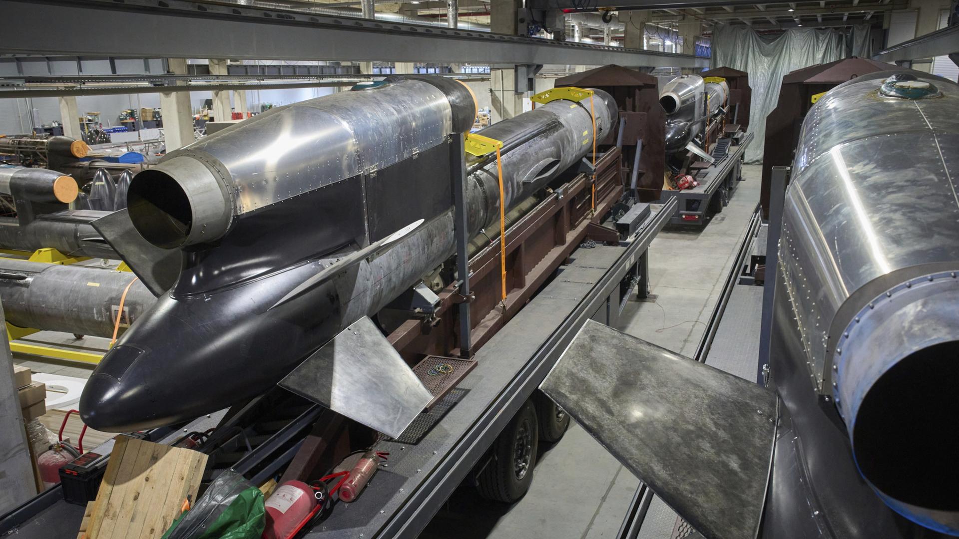 Flamingo-Raketen sind in der geheimen Fabrik von Fire Point in der Ukraine zu sehen. | AP