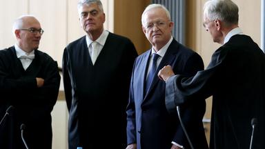 Ex-VW-Chef Martin Winterkorn (zweiter von rechts) steht vor dem Landgericht Braunschweig neben seinen Anwälten.
