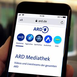Die ARD-Mediathek ist auf dem Display eines Smartphones zu sehen | Manuela Korinth Die ARD-Mediathek ist auf dem Display eines Smartphones zu sehen