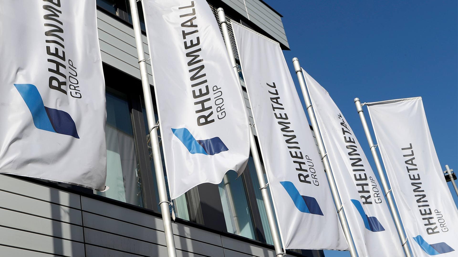 Fahnen mit dem Unternehmenslogo vor der Zentrale von Rheinmetall in Düsseldorf. | picture alliance / Laci Perenyi