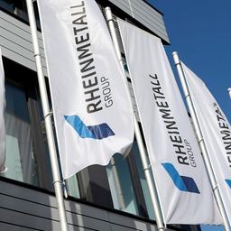 Fahnen mit dem Unternehmenslogo vor der Zentrale von Rheinmetall in Düsseldorf.