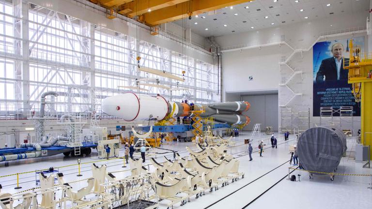 Techniker bereiten die Sojus-2.1b-Rakete mit ihrem Luna-25-Lander für die anstehende russische Mondmission vor.