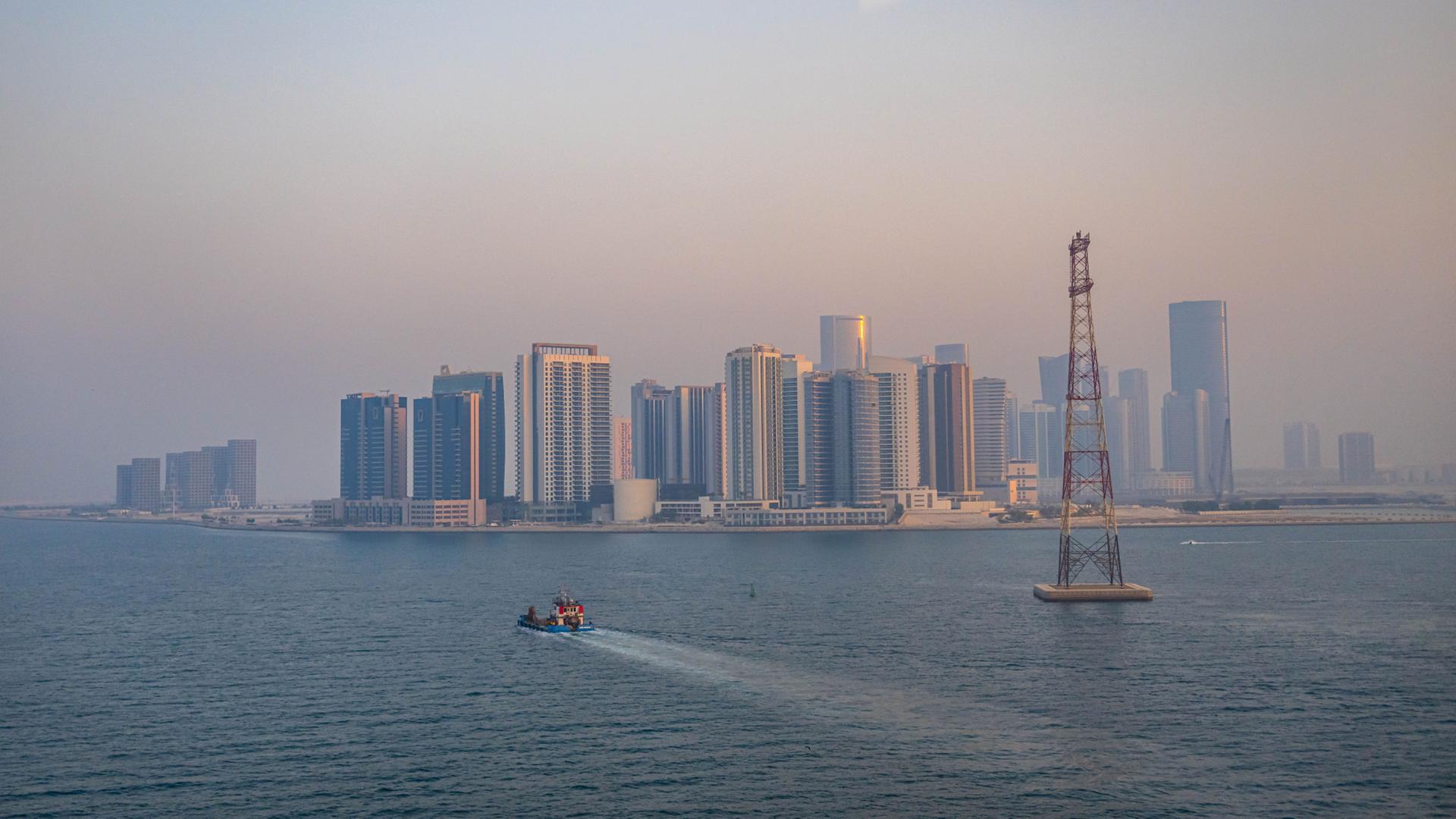 Die Hochhäuser der Skyline von Abu Dhabi | Sina Schuldt/dpa