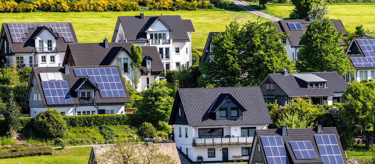 in Oberkirchen haben viele Wohnhäuser Photovoltaik-Module auf den Dächern.