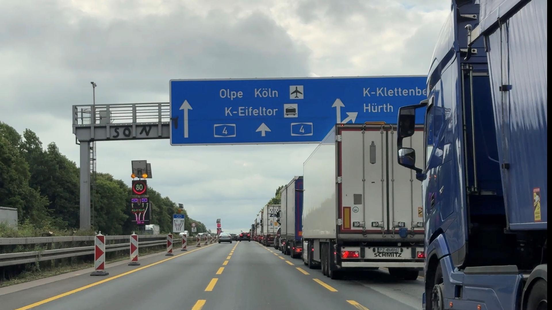 Polizei winkt schwere Lkw von der Autobahn