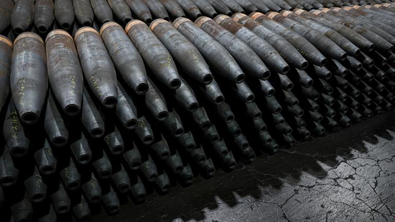 155-mm-Artilleriegeschosse während der Herstellung in einer Munitionsfabrik.