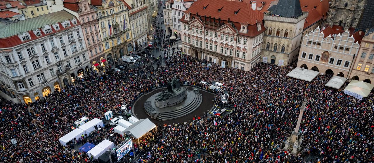 Menschen demonstrieren in Prag