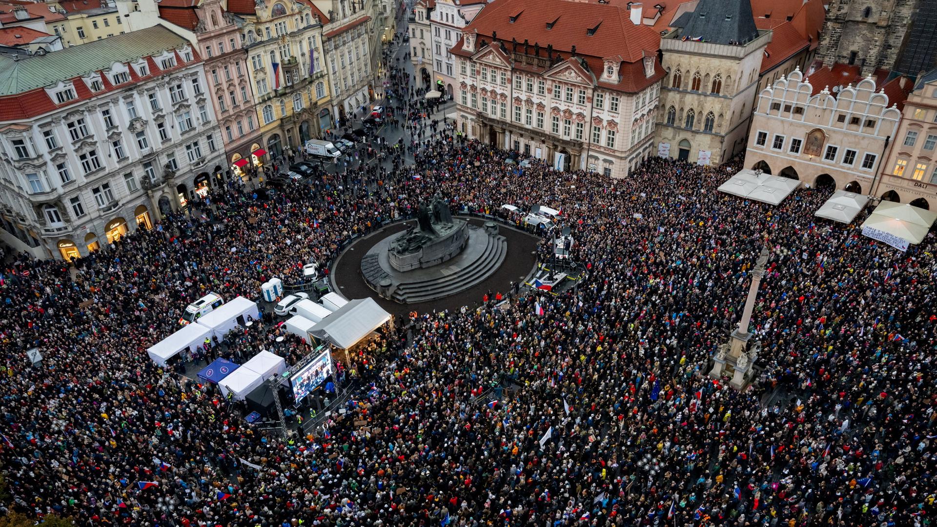 Menschen demonstrieren in Prag | Deml Ondøej/CTK/dpa