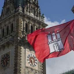 Rathaus Hamburg mit Flagge