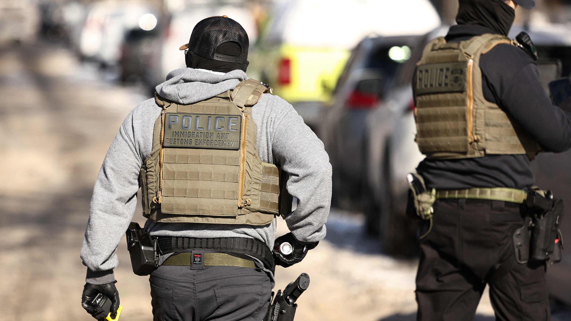 ICE-Einsatzkräfte sind in Minneapolis auf einer Straße zu sehen. | Charly TRIBALLEAU / AFP) / ALTERNATE CROP