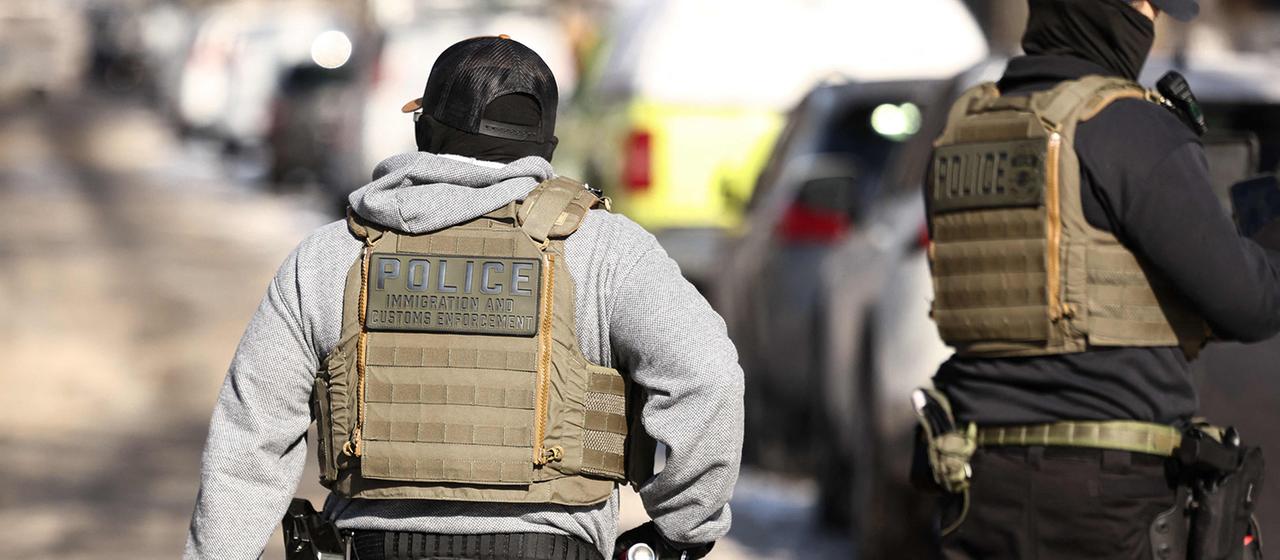 ICE-Einsatzkräfte sind in Minneapolis auf einer Straße zu sehen.