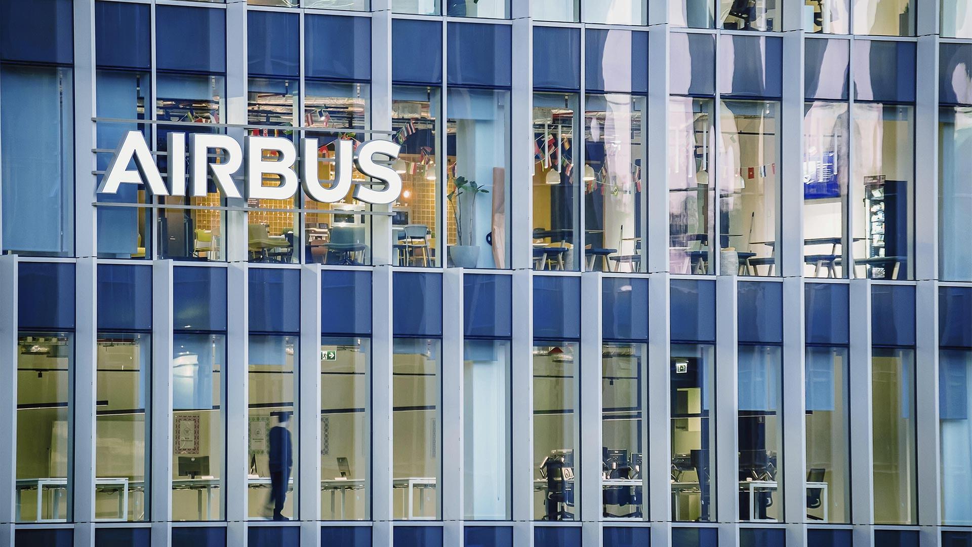 Ansicht des Airbus Hauptsitzes mit Logo und auf der Glasfassade. | picture alliance / imageBROKER