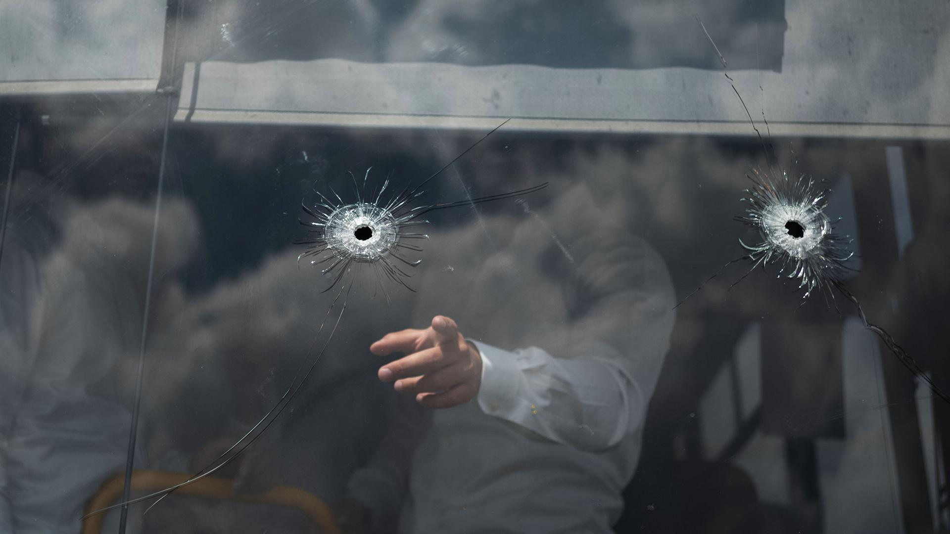  Einschusslöcher in der Windschutzscheibe eines Busses in Jerusalem. | dpa