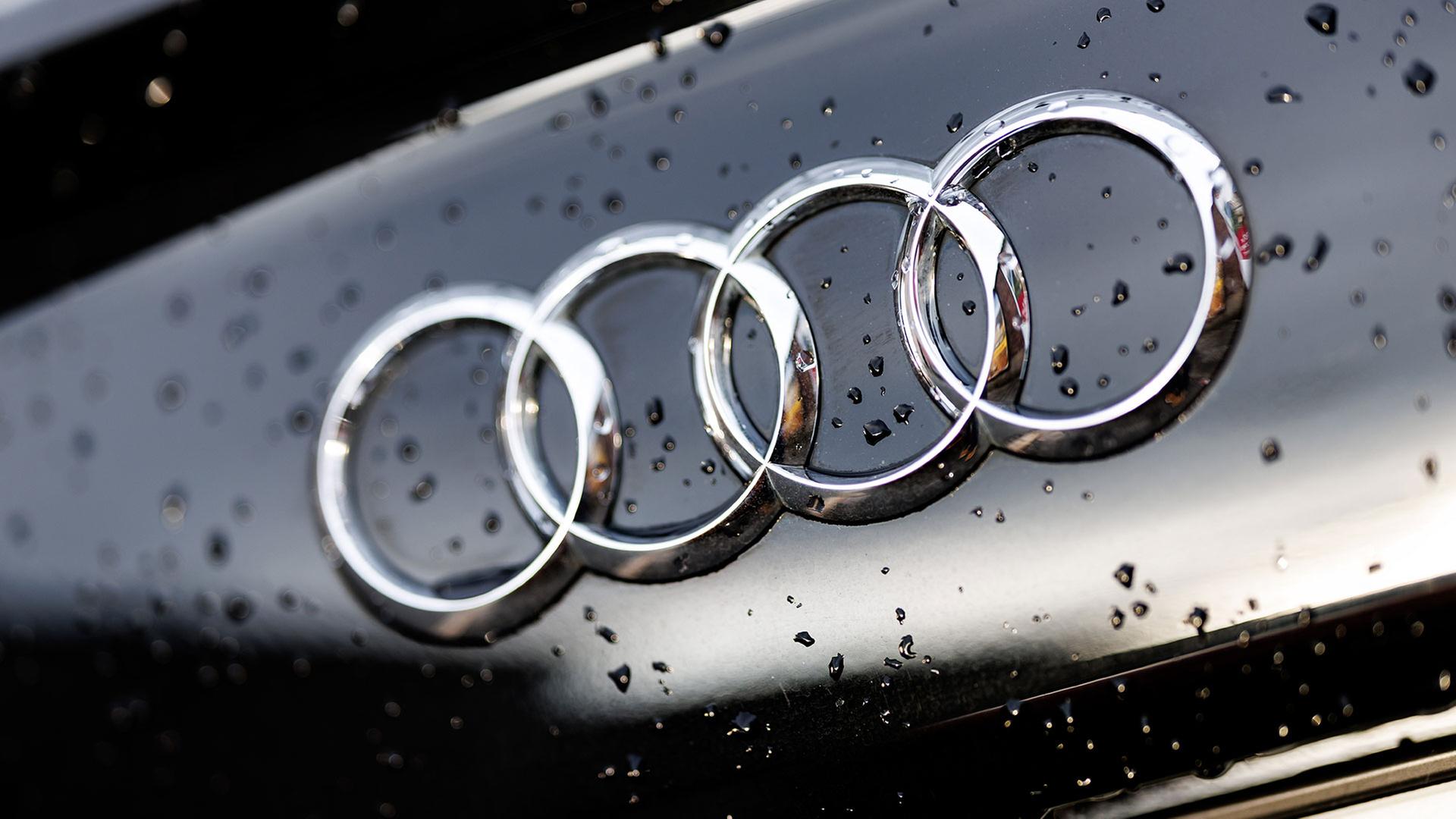 Das Markenlogo von Audi auf einem Fahrzeug | picture alliance/dpa