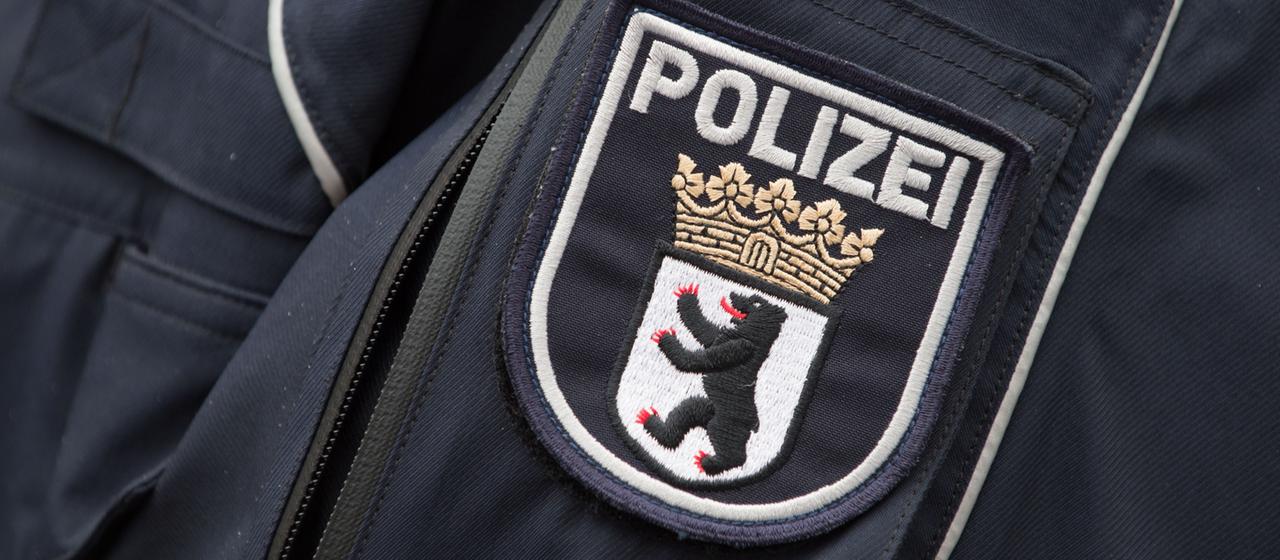 Das Wappen der Berliner Polizei an einer Polizeijacke.