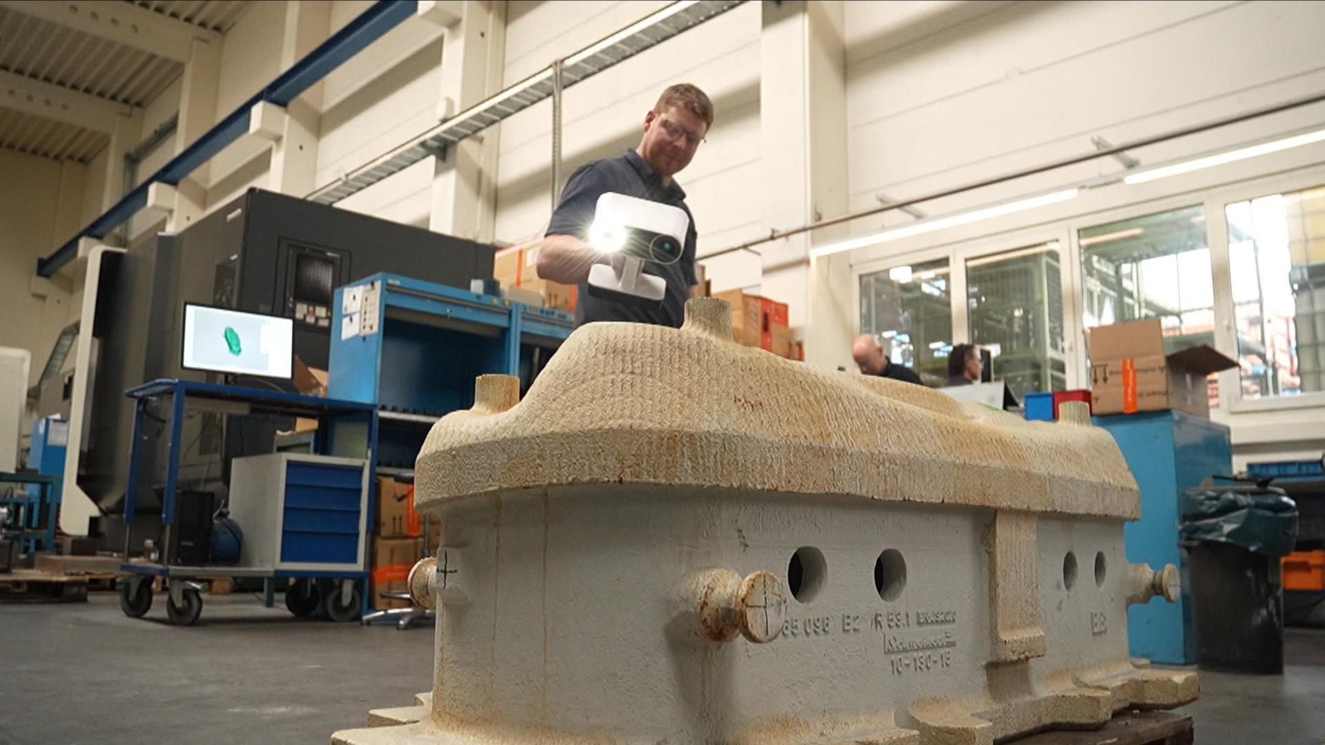 Ein Arbeiter beim Automobilzulieferer Schweikert. | Laura Bisch, SWR