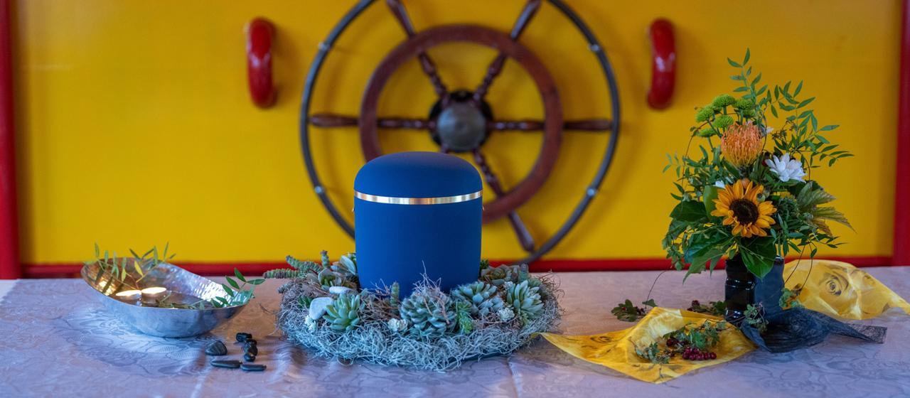 Eine Urne steht dekoriert an Bord der Telegraaf IV, einem ehemaligen Postfrachtschiff auf der Mosel. (Archiv)