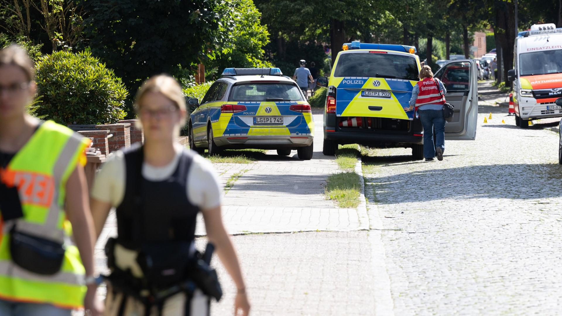 Einsatzkräfte der Polizei halten auf einem Bürgersteig | dpa | Ulrich Perrey