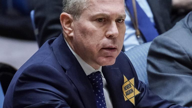 Israels UN-Botschafter Gilad Erdan mit angeheftetem Judenstern