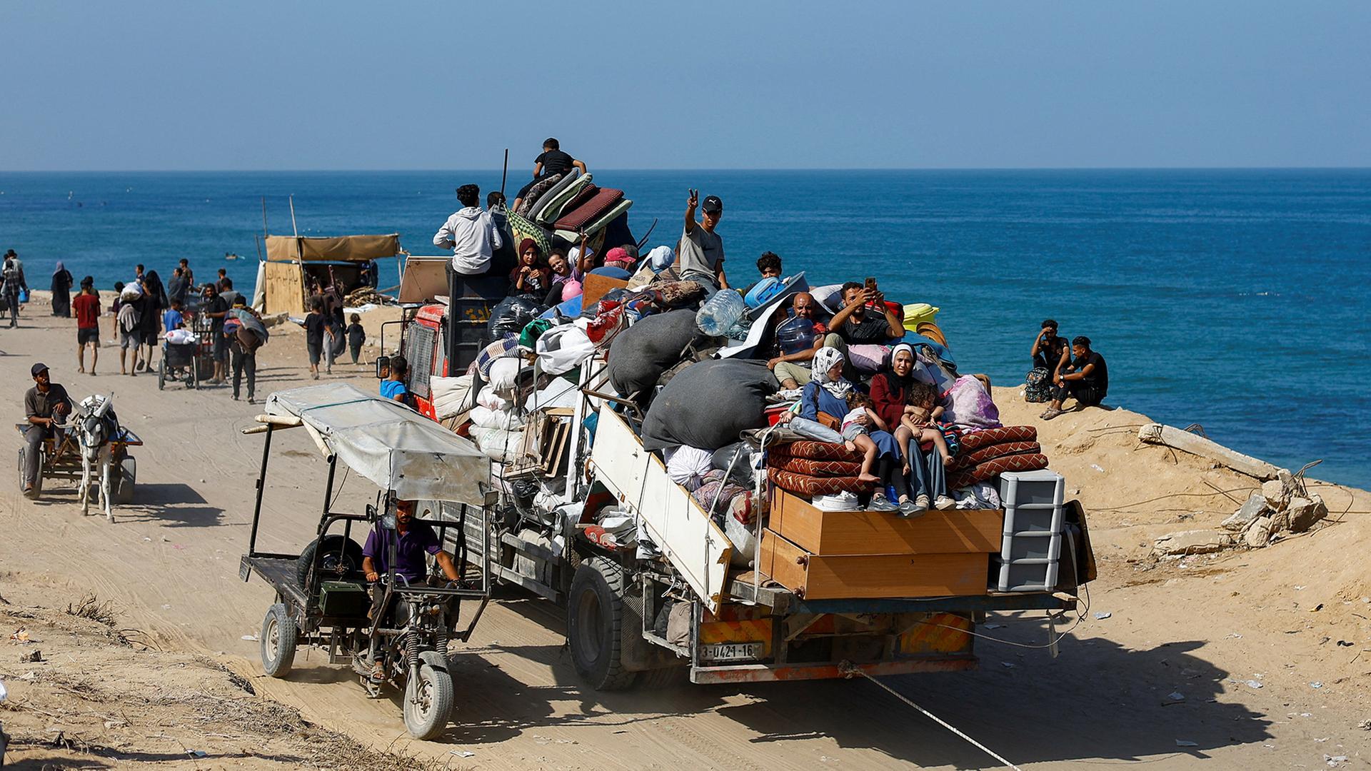 Vertriebene Palästinenser, die aufgrund einer israelischen Militäroperation aus dem Norden Gazas fliehen. | REUTERS