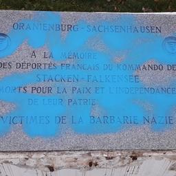 11.11.2024:Unbekannte haben Gedenkstelen in Falkensee mit blauer Farbe besprüht.(Quelle:rbb/A.Wellmann)
