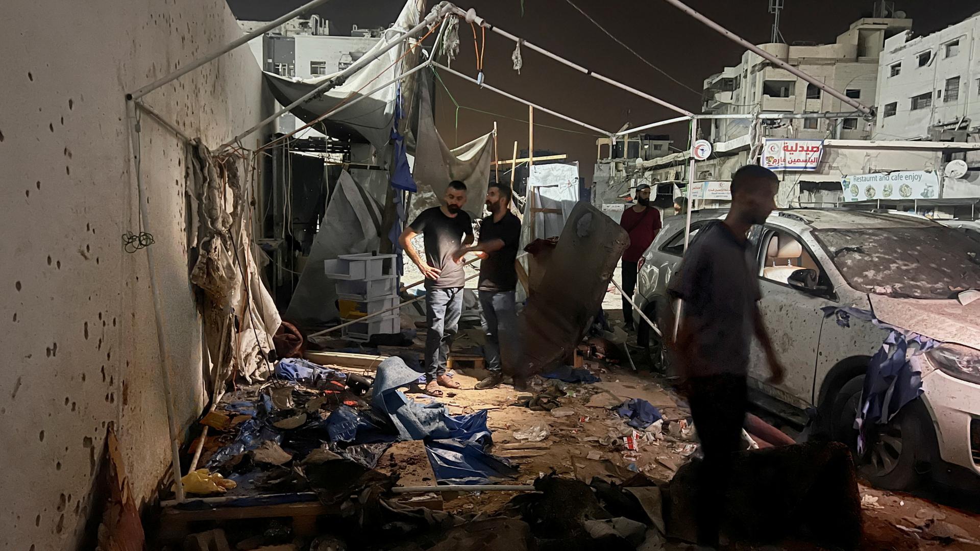 Personen an dem Ort im Gazastreifen, an dem laut dem Sender Al Jazeera fünf seiner Journalisten getötet worden sind. | REUTERS