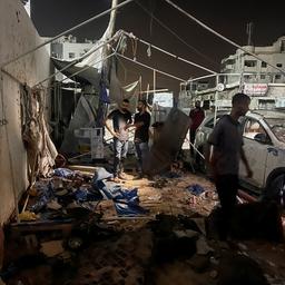 Personen an dem Ort im Gazastreifen, an dem laut dem Sender Al Jazeera fünf seiner Journalisten getötet worden sind.