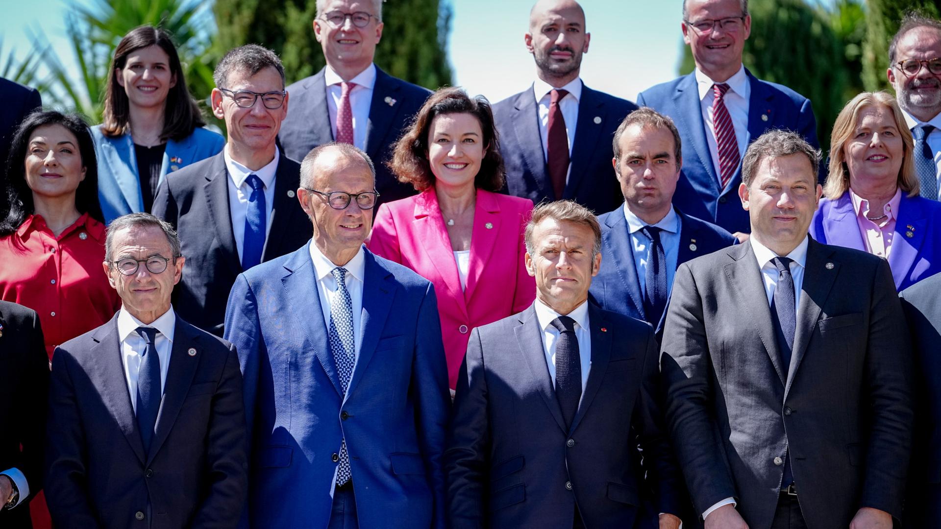 Gruppenbild beim deutsch-französischen Ministerrat in Toulon | dpa