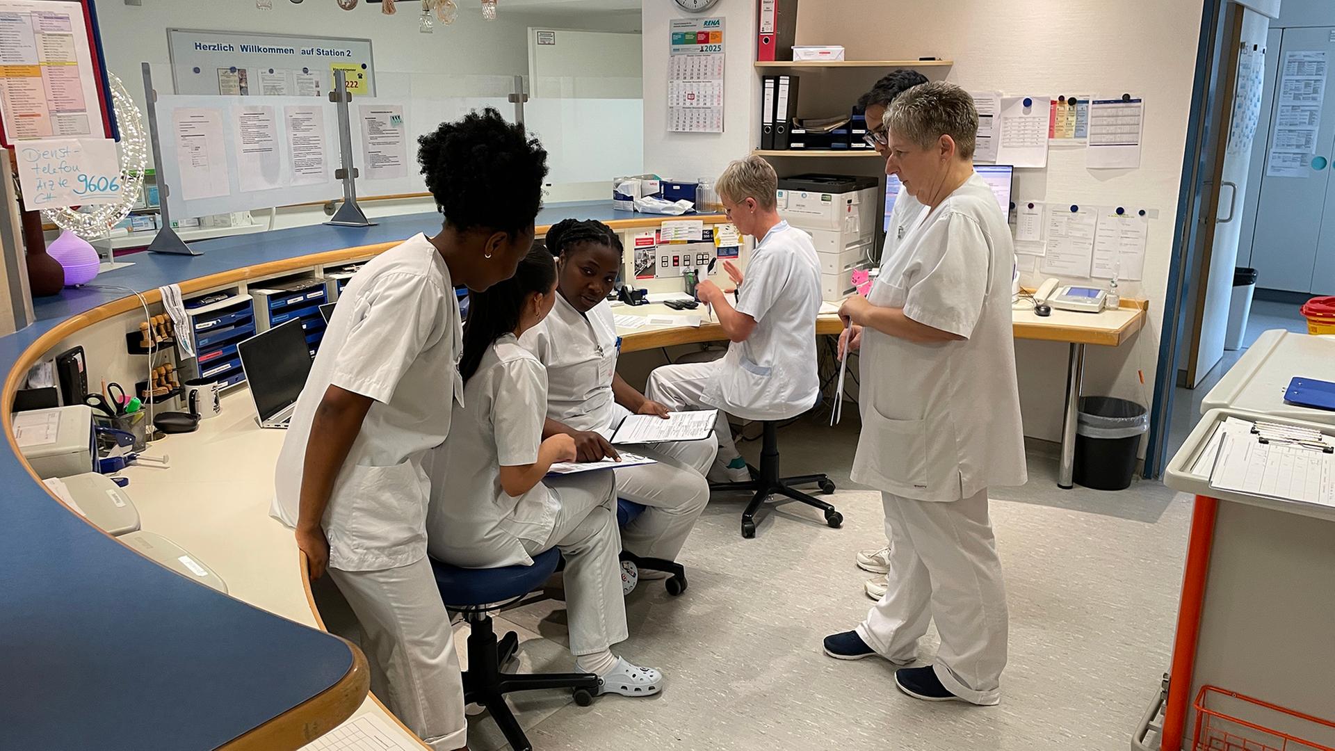 Mitarbeiterinnen im Kreiskrankenhaus Alzey in Rheinland-Pfalz | SWR