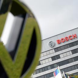 Ein VW Logo wird in Gerlingen (Baden-Württemberg) vor den Bosch Stammsitz gehalten.