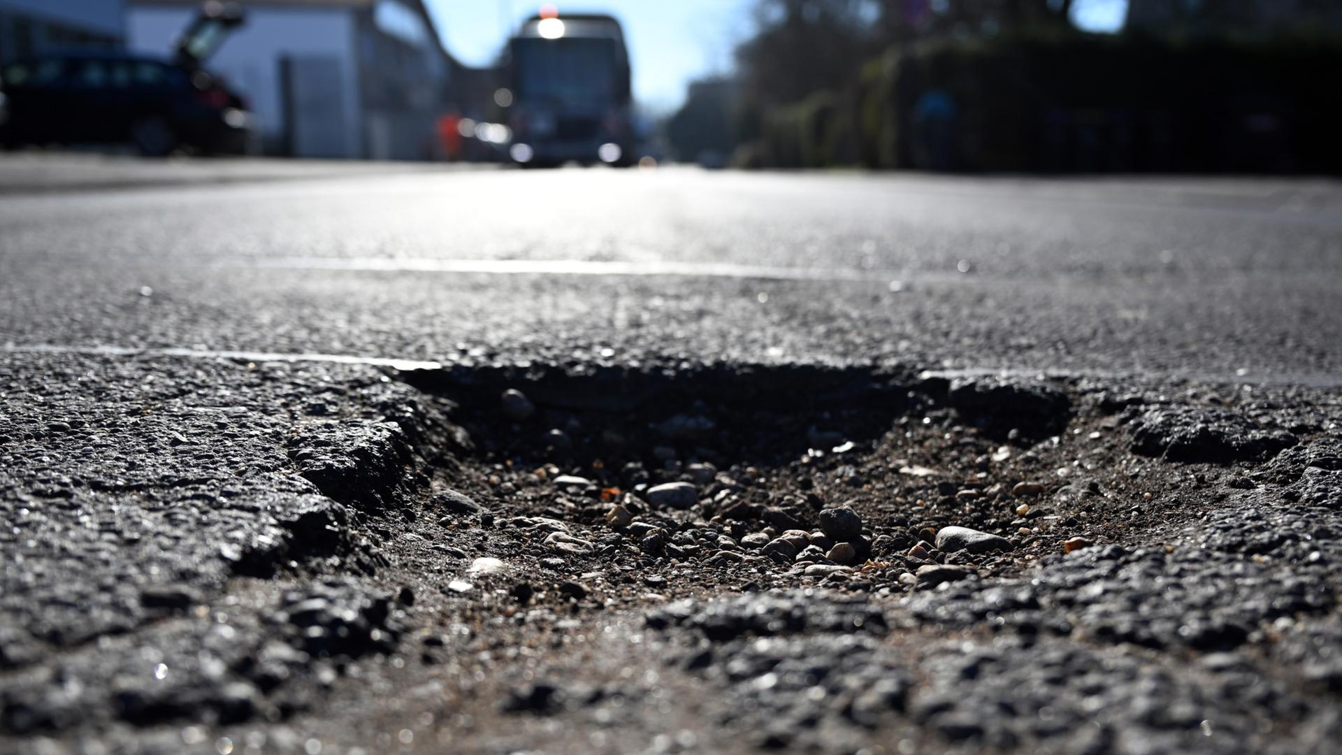 Großes Schlagloch auf einer Straße | dpa