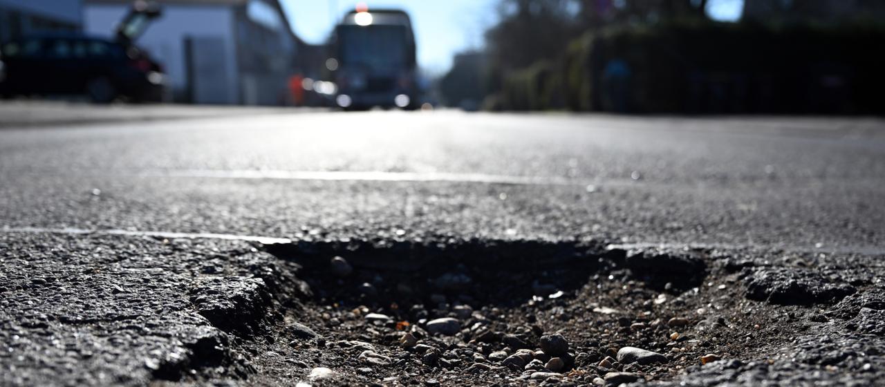 Großes Schlagloch auf einer Straße