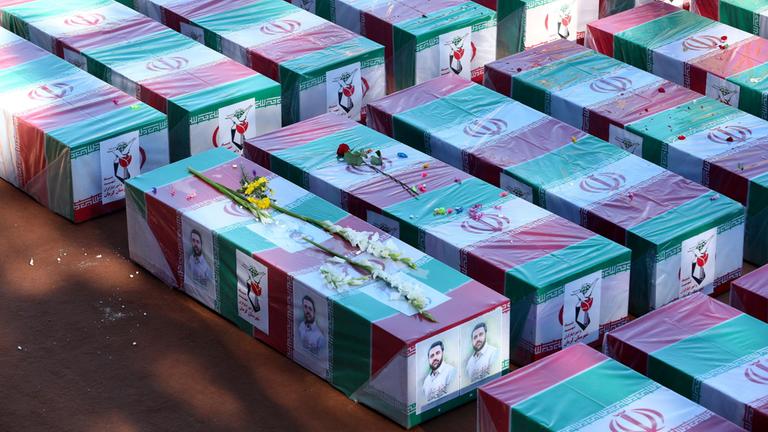 Särge der Opfer des Terroranschlags bei der Trauerfeier in Kerman, Iran.