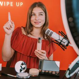 Influencerin präsentiert Schönheitsprodukte vor der Kamera.