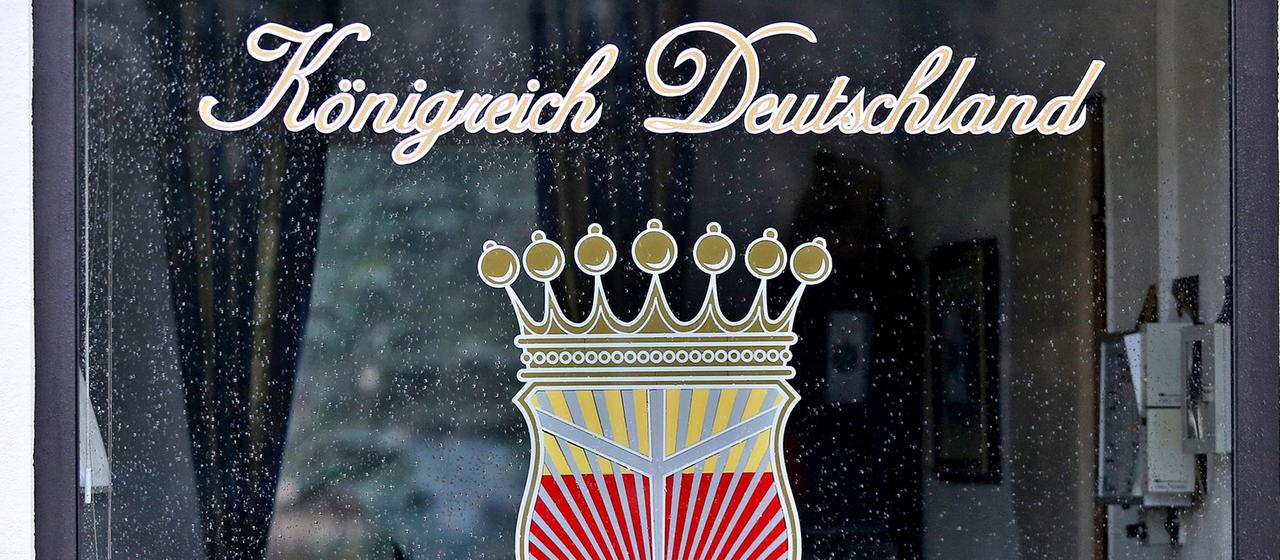 Schriftzug des "Königreichs Deutschland" auf einen Fenster