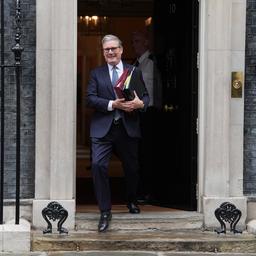 Keir Starmer verlässt 10 Downing Street.