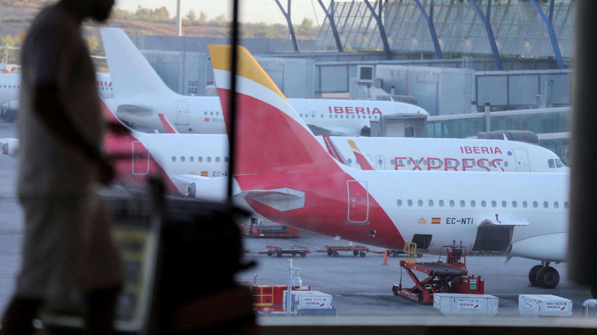 Flugzeuge der Gesellschaft Iberia am Flughafen in Madrid | REUTERS